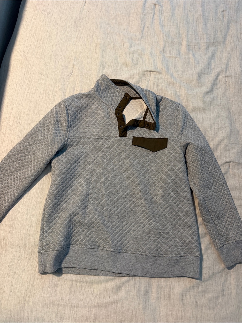 entro Quilted Crewneck Pullover in Light Gray with Dark Green Details